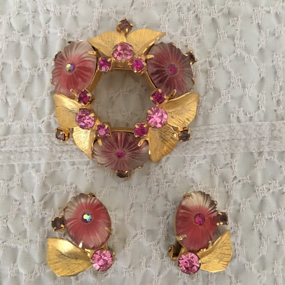 Antique/ vintage broach with clip on ear rings